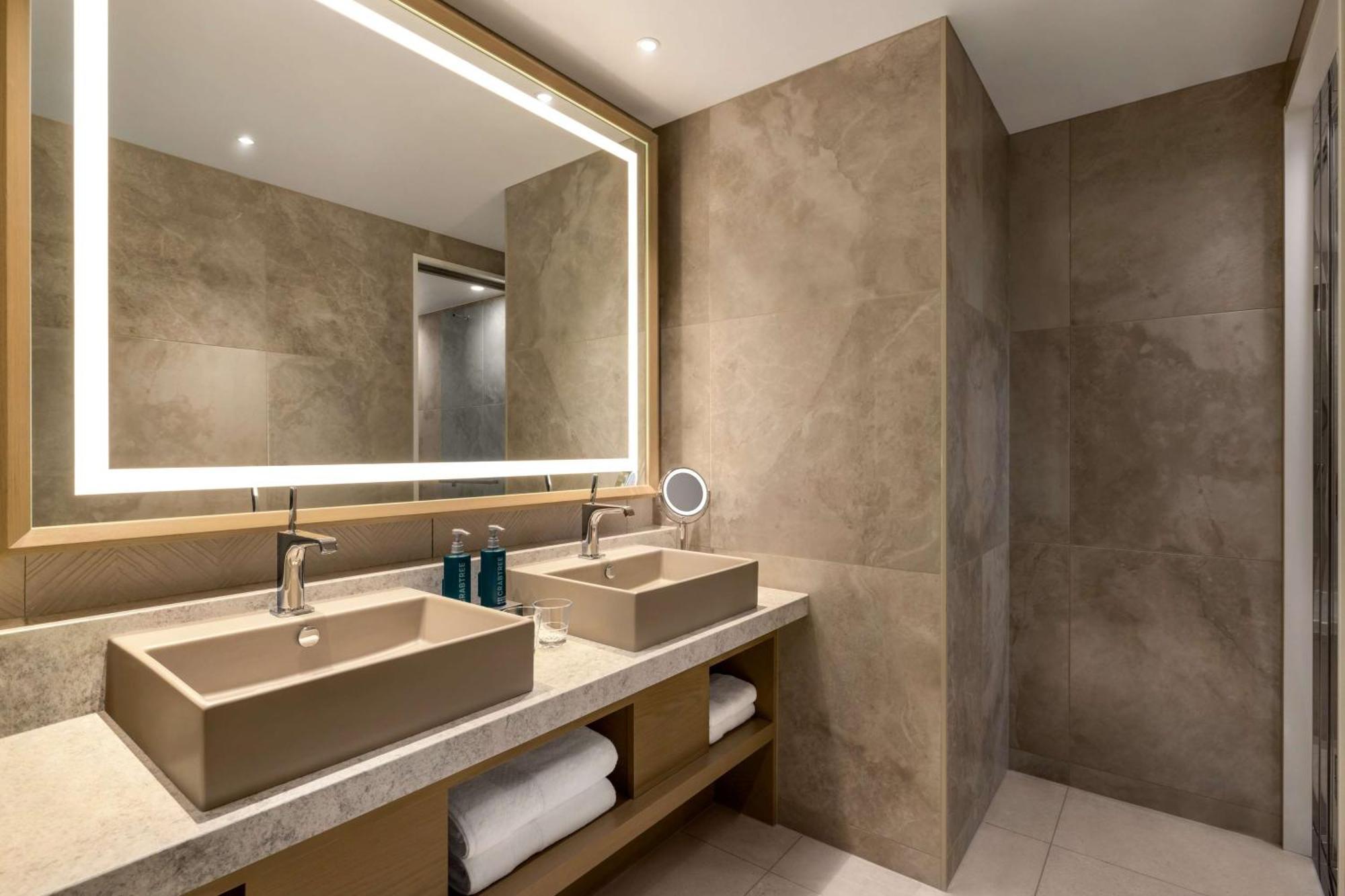 فندق Doubletree By Hilton Toyama Station المظهر الخارجي الصورة
