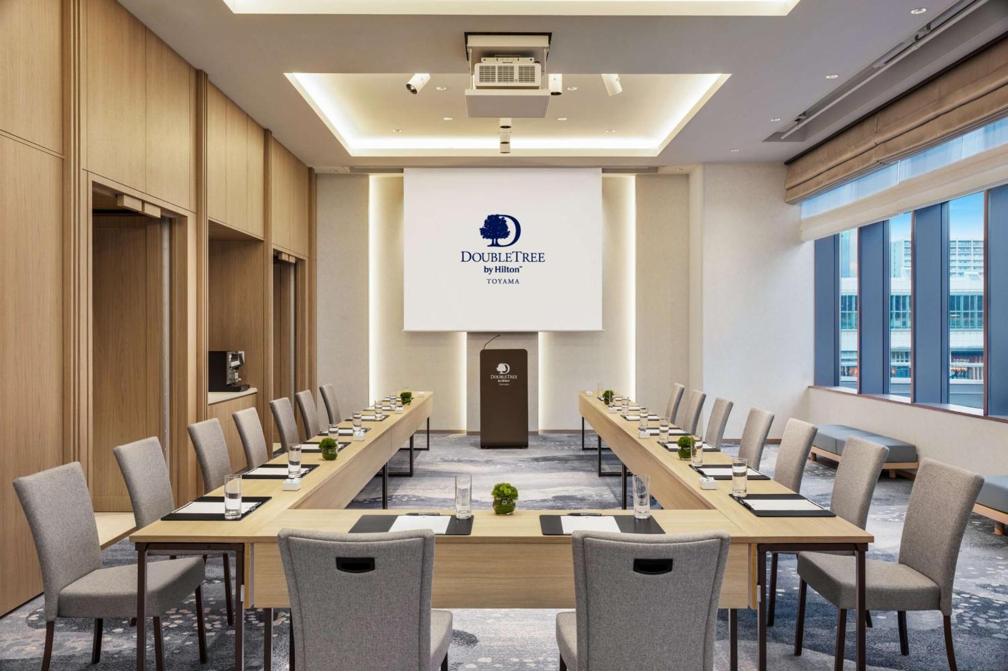 فندق Doubletree By Hilton Toyama Station المظهر الخارجي الصورة